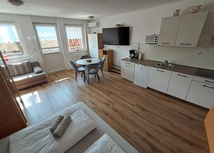 Apartment Honey Bee With Sauna