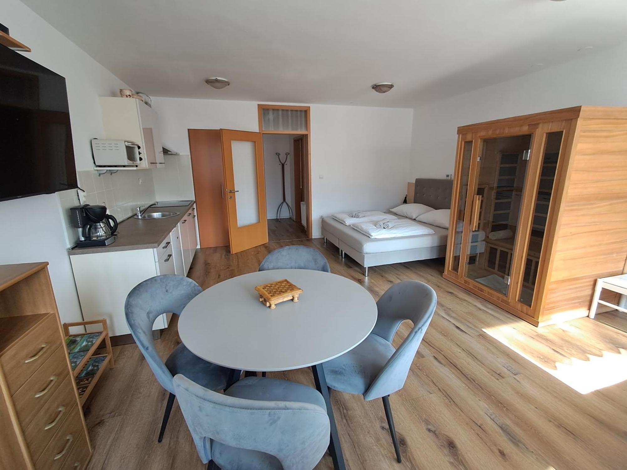 Honey Bee With Sauna Apartment